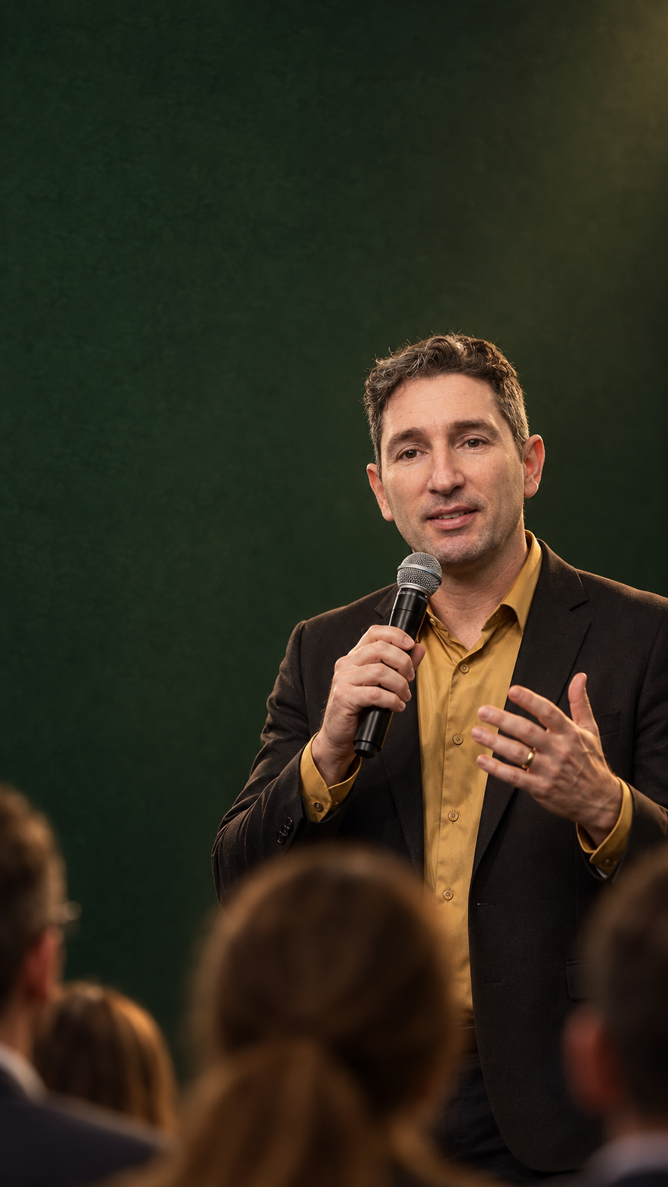 Marcos Martini conduzindo uma palestra corporativa com microfone