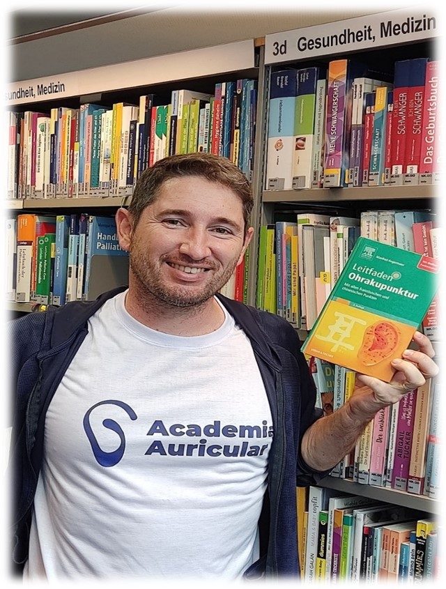 Marcos Martini pesquisando literatura de Auriculoterapia em uma biblioteca na Alemanha
