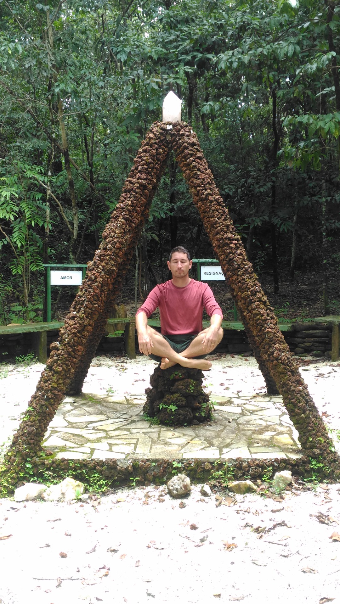 Marcos Martini em um momento de prática contemplativa em meio à natureza