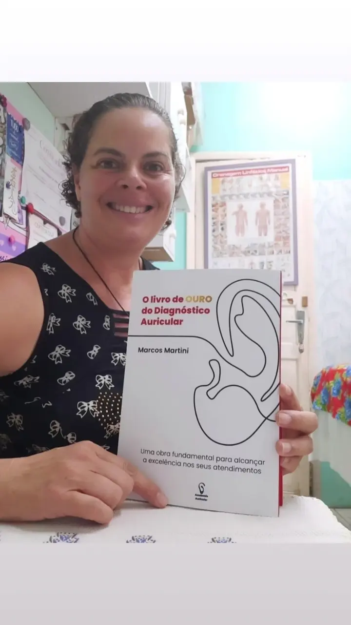 Estudante com o Livro de Ouro do Diagnóstico Auricular