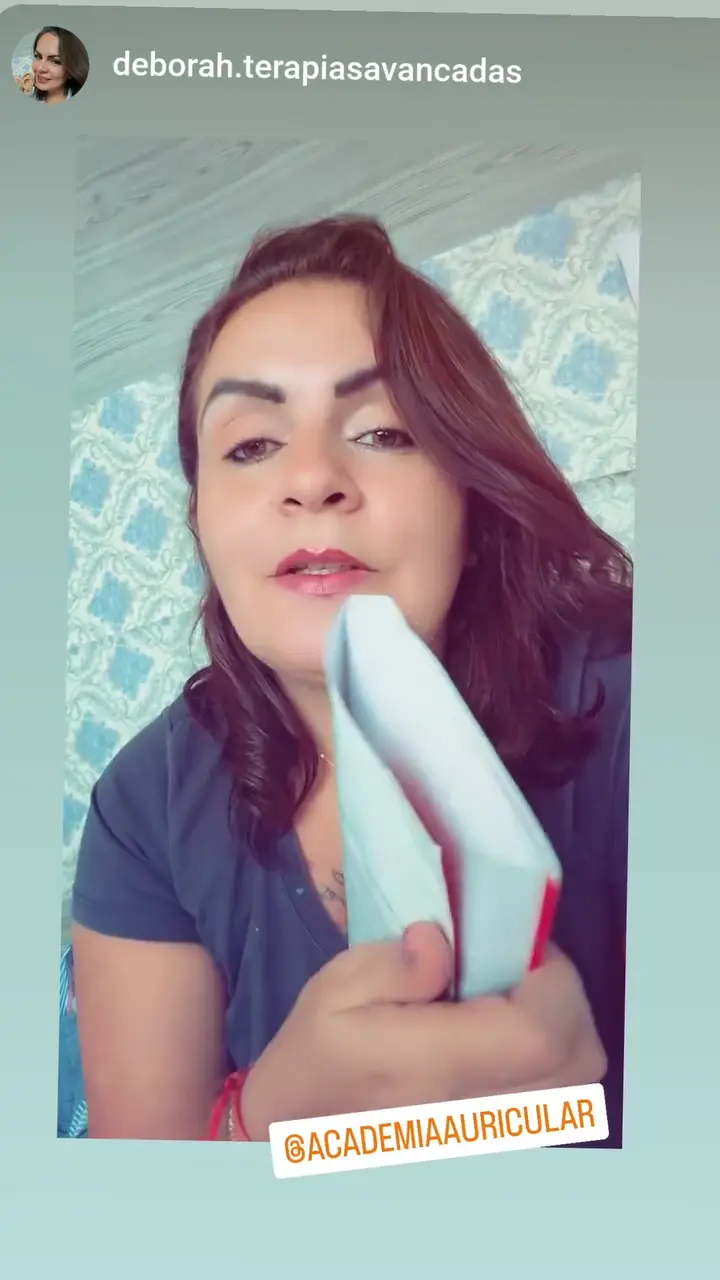 Estudante com o Livro de Ouro do Diagnóstico Auricular