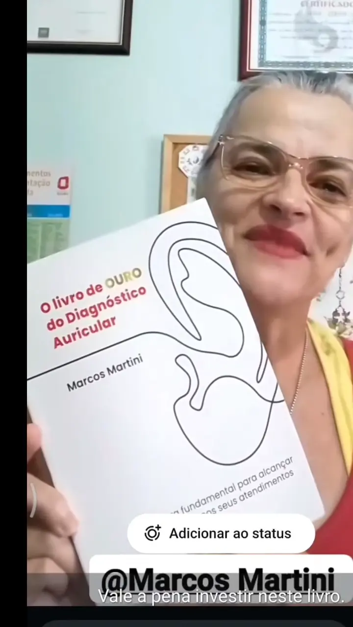 Estudante com o Livro de Ouro do Diagnóstico Auricular